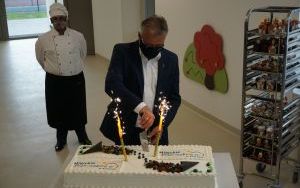 Prezydent Adam Rams jako pierwszy kroi tort
