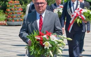 Poseł Jarosław Gonciarz składa kwiaty pod Pomnikiem Św. Barbary - Patronki Miasta