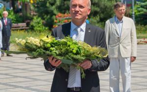 Dyrektor Kopalni Jarosław Twardokęs składa kwiaty pod Pomnikiem Św. Barbary - Patronki Miasta