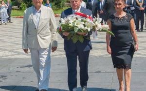 Przedstawiciele Powiatu Gliwickiego składają kwiaty pod Pomnikiem Św. Barbary - Patronki Miasta