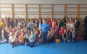Knurowska Policja zorganizowała cykl spotkań z dziećmi miejskich szkół podstawowych, ucząc zasad bezpiecznego przemieszczania się po drodze. (5)